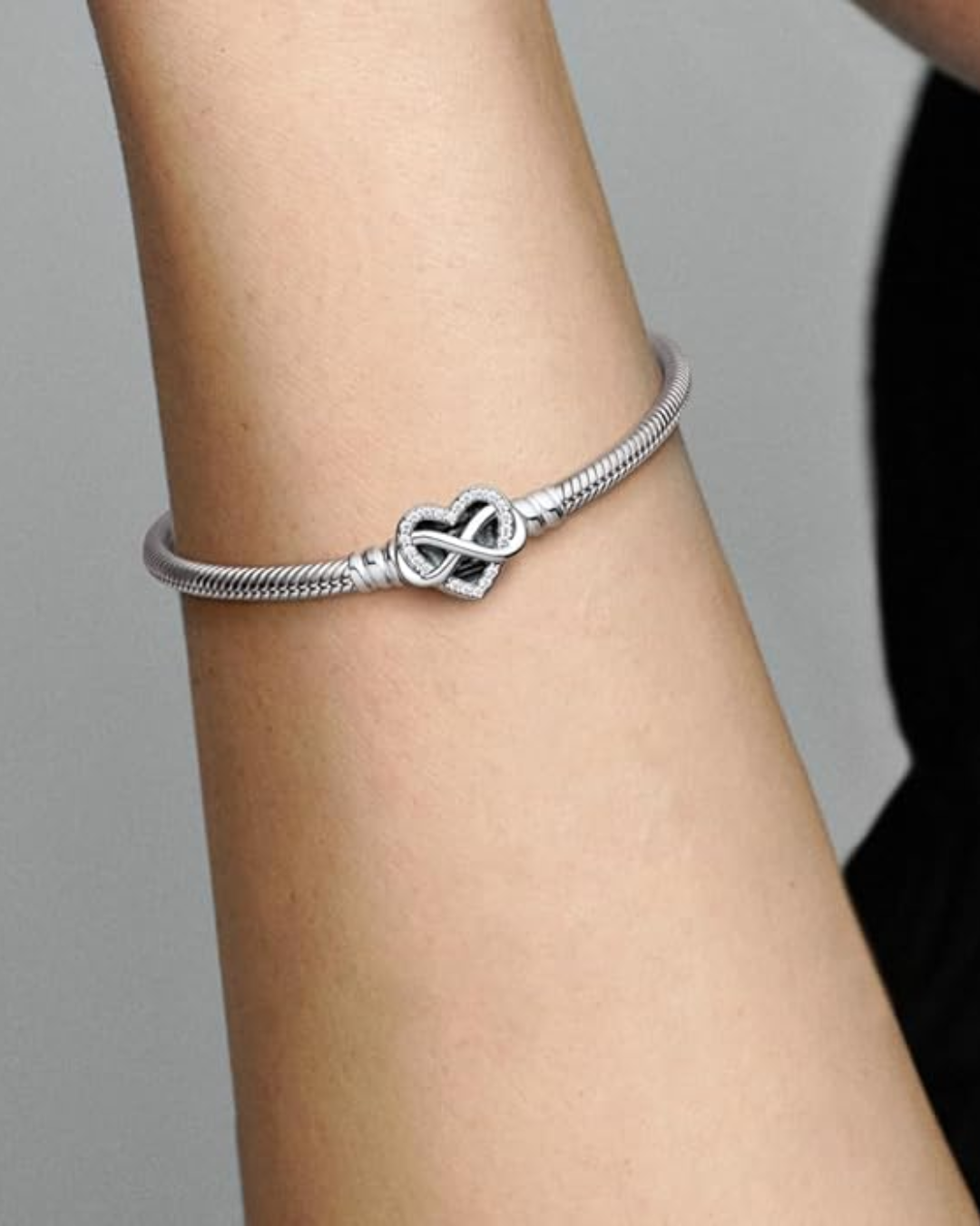 Pulsera de cadena de serpiente con cierre de corazón infinito