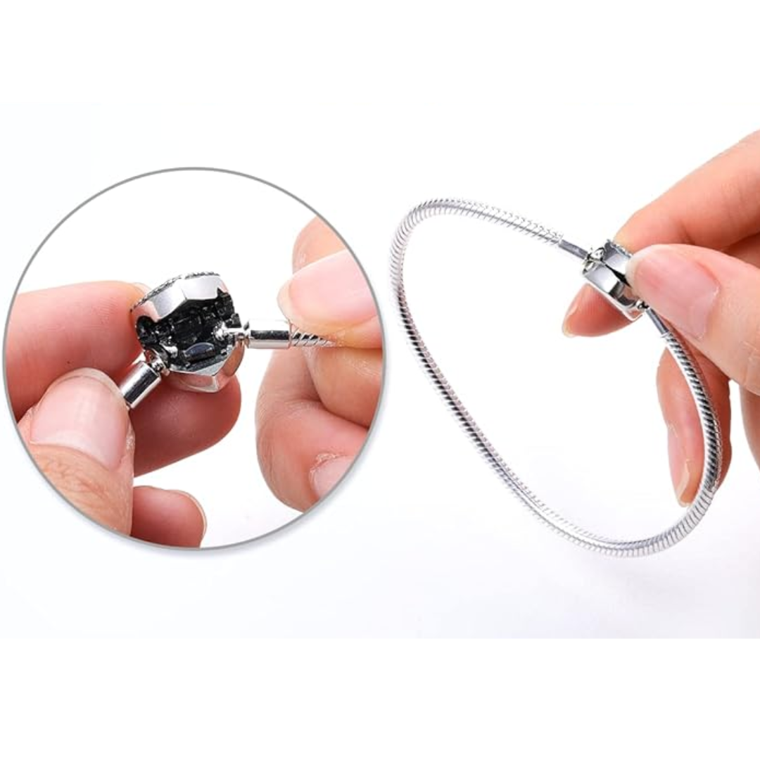 Pulsera con broche de corazón plateado