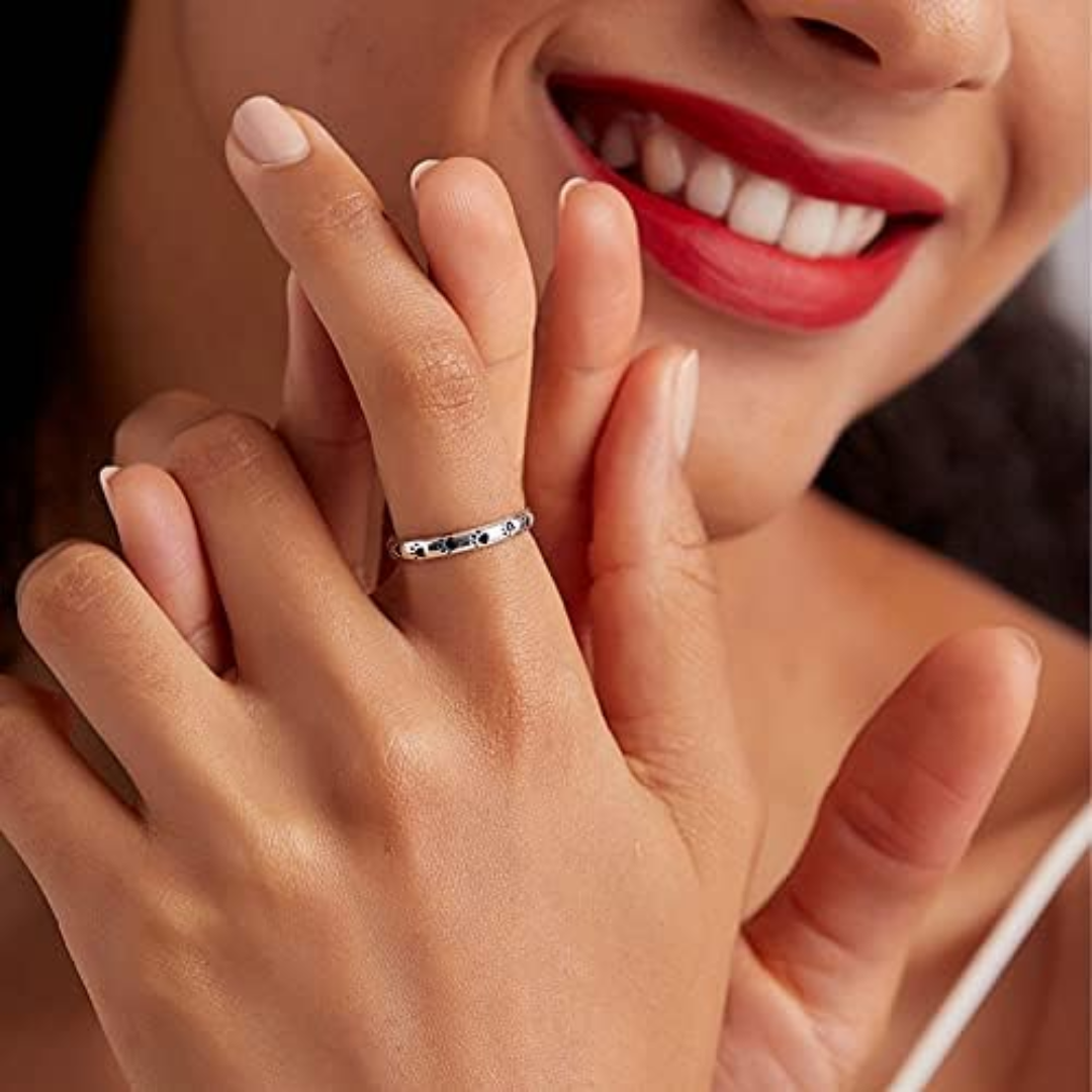 Anillo con estampado de patitas de perro