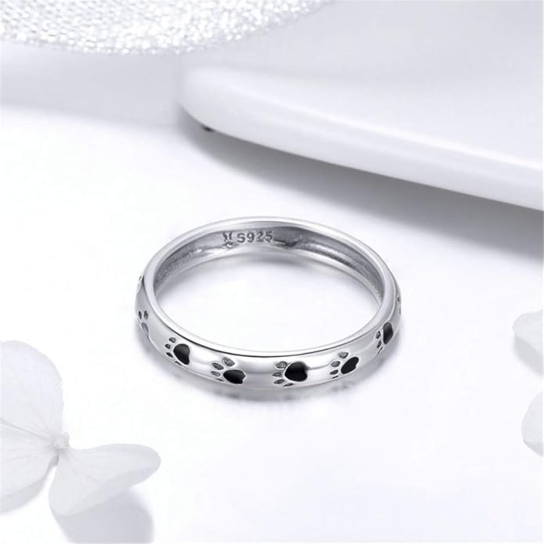 Anillo con estampado de patitas de perro