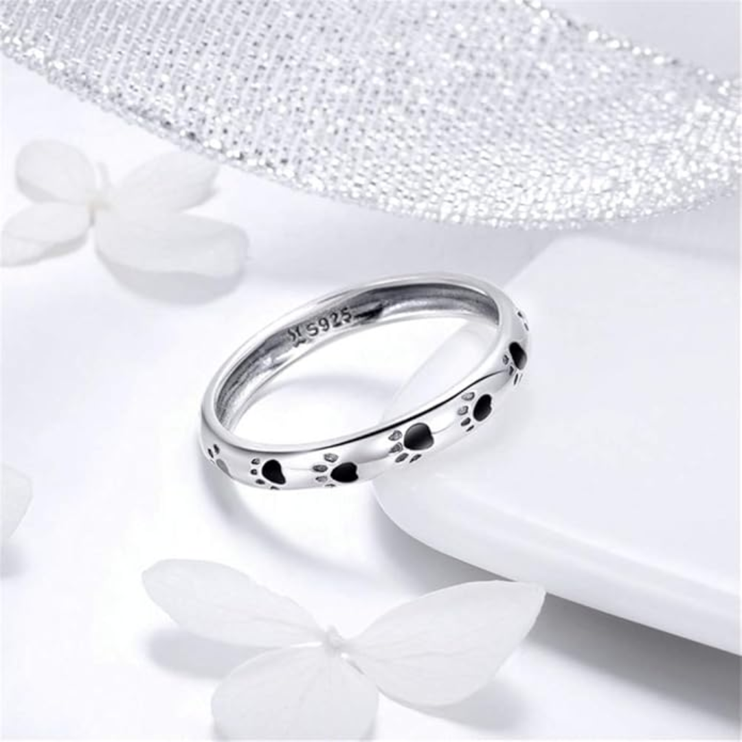 Anillo con estampado de patitas de perro