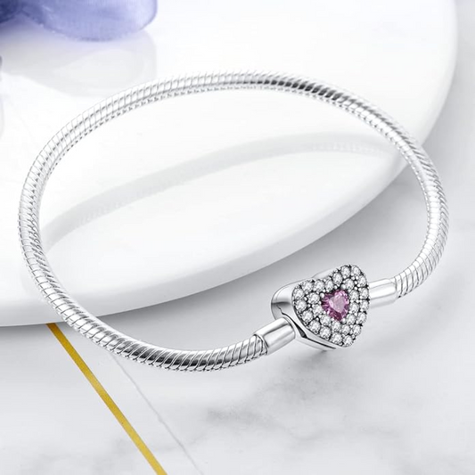Pulsera con broche de corazón plateado