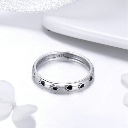Anillo con estampado de patitas de perro