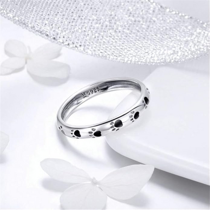Anillo con estampado de patitas de perro